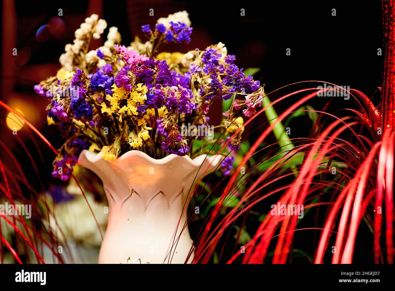 Composizione alla moda di fiori secchi, arredamento per la casa, un dono  duraturo di fiori ed erbe Foto stock - Alamy