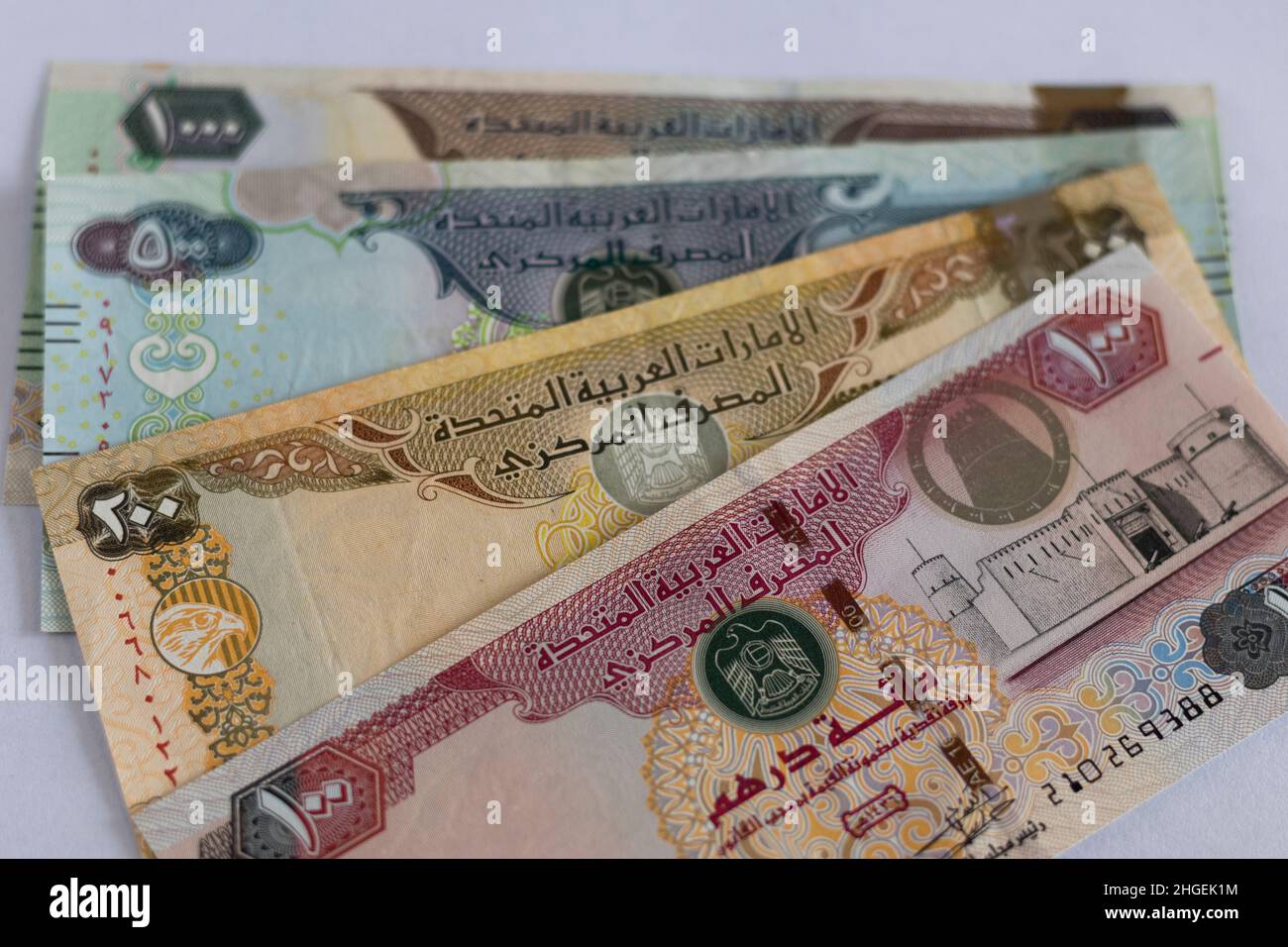 Banconote in valuta degli Emirati Arabi Uniti di migliaia di dirham, duecento dirham e cento dirhams AED Foto Stock
