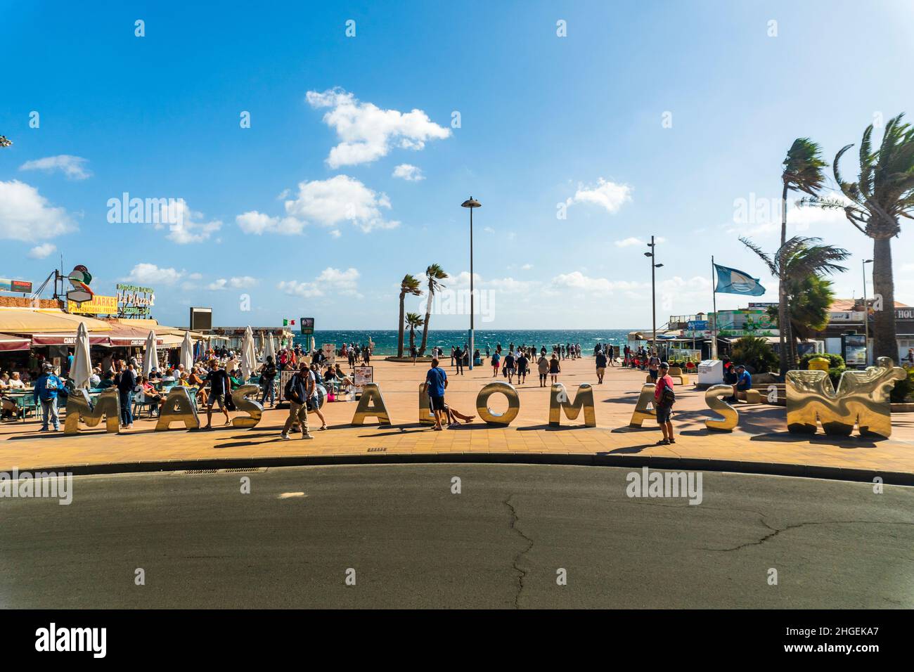 Maspalomas, Spagna - 5 dicembre 2021: Molti turisti dal segno Maspalomas nella costa di Playa del Ingles su Gran Canaria. Foto Stock