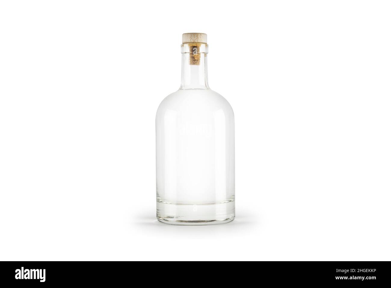 Flacone trasparente con liquido alcolico isolato su sfondo bianco. Foto Stock