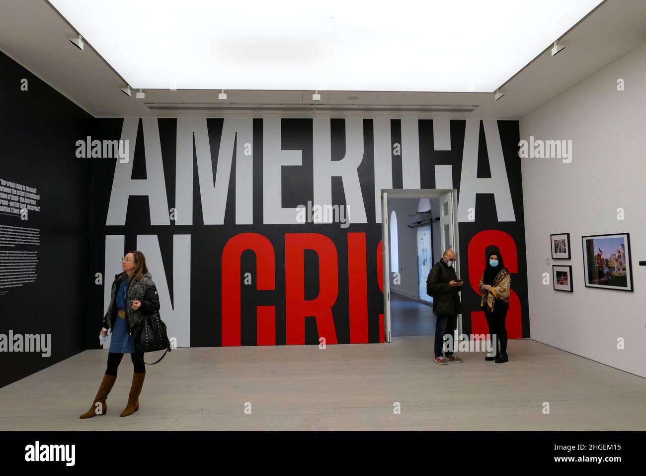 America in crisi riunisce 40 fotografi americani leader e oltre 120 opere di esplorazione del cambiamento sociale negli Stati Uniti dal 1960s ad oggi . Organizzata da Saatchi Gallery , la mostra è curata da Sophie Wright , Gregory Harris dell'High Museum of Art di Atlanta , e da TARA Pixley , fotografo E accademico DI LOS ANGELES . Foto Stock