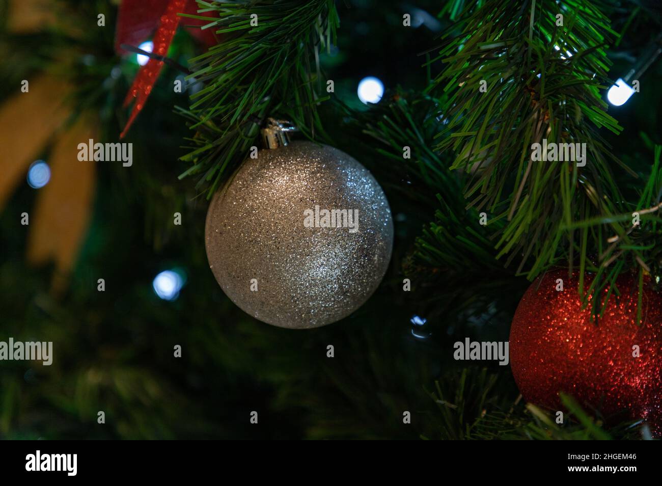 Un primo piano di decorazioni appese su un albero di Natale. Foto Stock