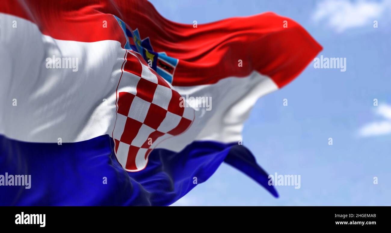 Dettaglio della bandiera nazionale della Croazia che sventola nel vento in una giornata limpida. Democrazia e politica. Patriottismo. Paese europeo. Messa a fuoco selettiva. Foto Stock