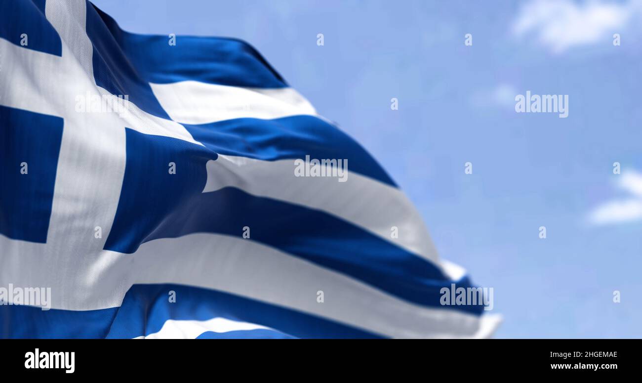 Dettaglio della bandiera nazionale della Grecia che sventola nel vento in una giornata limpida. Democrazia e politica. Paese europeo. Patriottismo. Messa a fuoco selettiva. Foto Stock