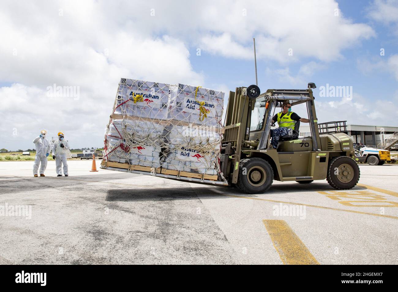 23 Squadron e Tonga il personale di assistenza umanitaria e di ingegneria da un C-17A Globemaster III all'aeroporto internazionale di FUA'amotu, Tonga, il 20 gennaio 2022. La forza di difesa australiana, attraverso l'operazione TONGA ASSIST 22, sta sostenendo il governo di Tonga con ricognizione aerea, supporto di airlift, così come lo spiegamento di HMAS Adelaide con forniture imbarcate, elicotteri, e contingente di ingegnere militare, a seguito dell'eruzione del vulcano sottomarino Hunga Tonga-Hunga haa'apai di Tonga su J Foto Stock 23 Squadron e Tonga il personale di assistenza umanitaria e di ingegneria da un C-17A Globemaster III all'aeroporto internazionale di FUA'amotu, Tonga, il 20 gennaio 2022. La forza di difesa australiana, attraverso l'operazione TONGA ASSIST 22, sta sostenendo il governo di Tonga con ricognizione aerea, supporto di airlift, così come lo spiegamento di HMAS Adelaide con forniture imbarcate, elicotteri, e contingente di ingegnere militare, a seguito dell'eruzione del vulcano sottomarino Hunga Tonga-Hunga haa'apai di Tonga su J Foto Stock