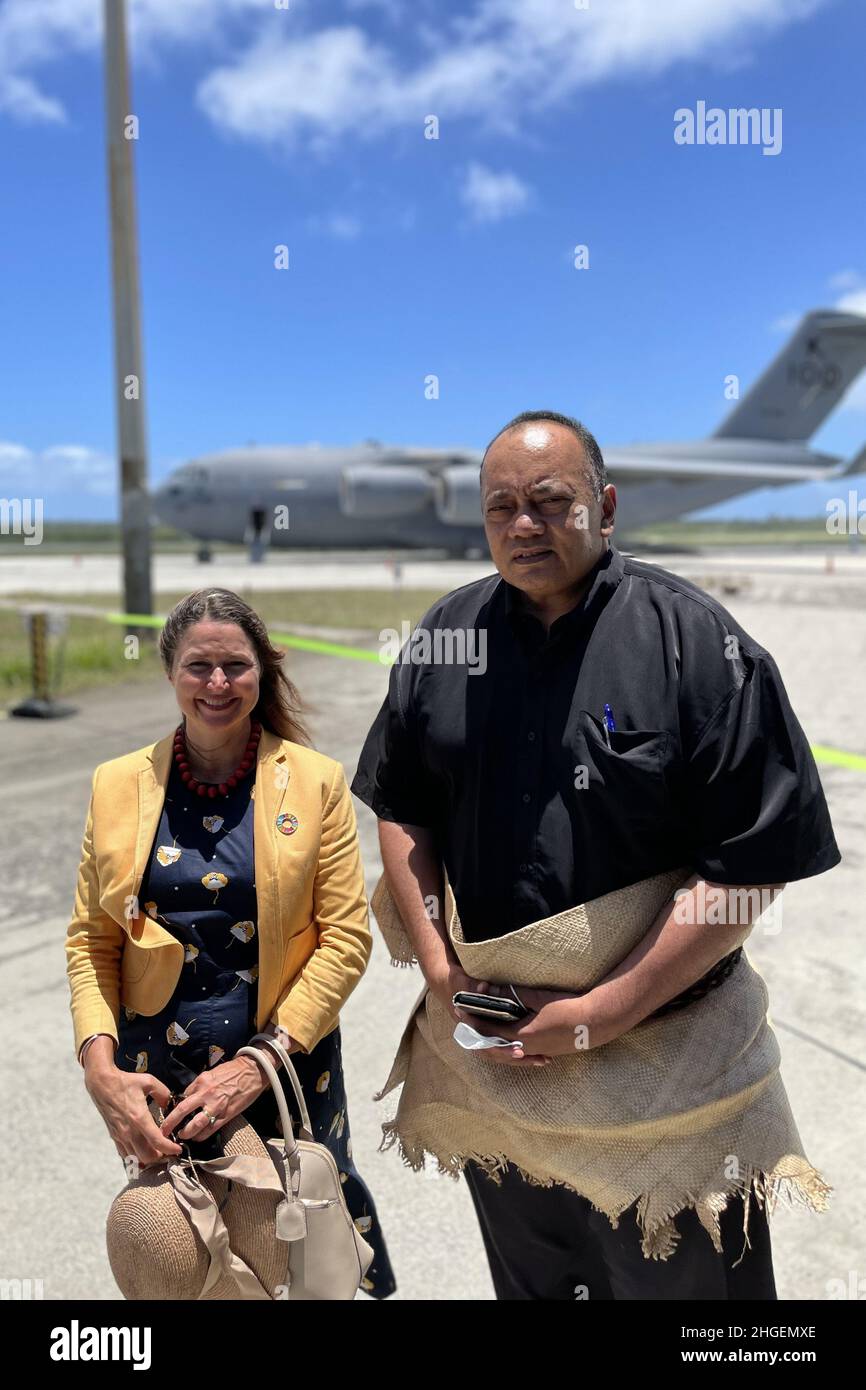 Il primo Ministro di Tonga, Siaosi Sovaleni, si unisce all'Alto Commissario australiano a Tonga, la Signora Rachael Moore, per assistere l'arrivo del primo aereo australiano della Royal Australian Air Force C-17A Globemaster III proveniente dall'Australia che ha fornito assistenza umanitaria il 20 gennaio 2022. La forza di difesa australiana, attraverso l'operazione TONGA ASSIST 22, sta sostenendo il governo di Tonga con ricognizione aerea, supporto di airlift, così come lo spiegamento di HMAS Adelaide con forniture imbarcate, elicotteri, e contingente di ingegnere militare, a seguito dell'eruzione di Tonga Tonga-Hunga haa'apai subacquea Foto Stock Il primo Ministro di Tonga, Siaosi Sovaleni, si unisce all'Alto Commissario australiano a Tonga, la Signora Rachael Moore, per assistere l'arrivo del primo aereo australiano della Royal Australian Air Force C-17A Globemaster III proveniente dall'Australia che ha fornito assistenza umanitaria il 20 gennaio 2022. La forza di difesa australiana, attraverso l'operazione TONGA ASSIST 22, sta sostenendo il governo di Tonga con ricognizione aerea, supporto di airlift, così come lo spiegamento di HMAS Adelaide con forniture imbarcate, elicotteri, e contingente di ingegnere militare, a seguito dell'eruzione di Tonga Tonga-Hunga haa'apai subacquea Foto Stock