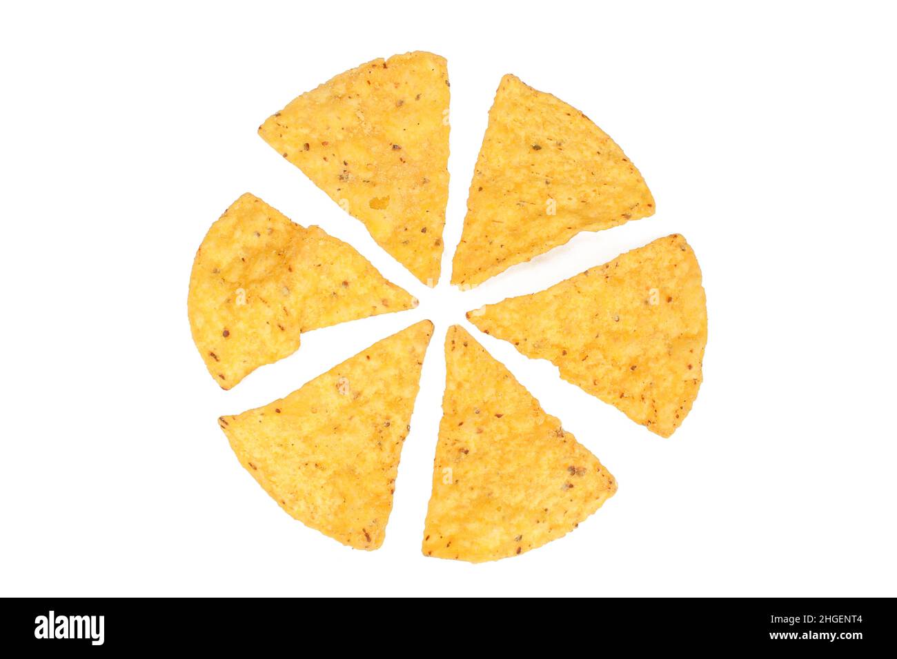 Tortilla chip isolato su sfondo bianco. Croccanti a forma di triangolo Foto Stock