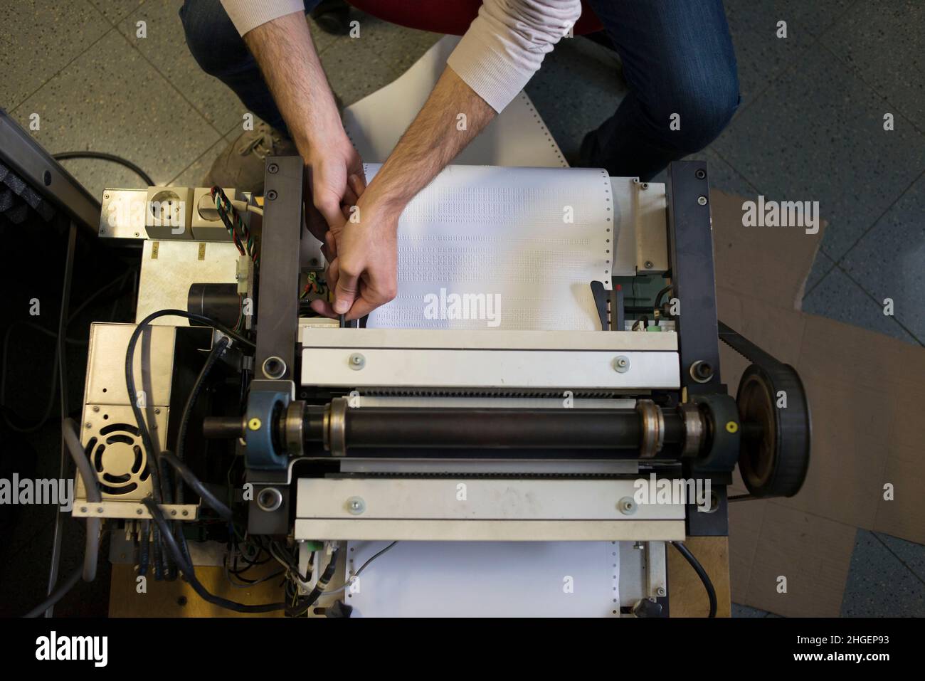 Piombino Dese (Treviso), Italia 19/05/2016: Tiflosystem, soluzioni tecnologiche per disabili. Gabriele Ronca, ingegnere biomedico, lottando con una stampante industriale Braillo. © Andrea Sabbadini Foto Stock