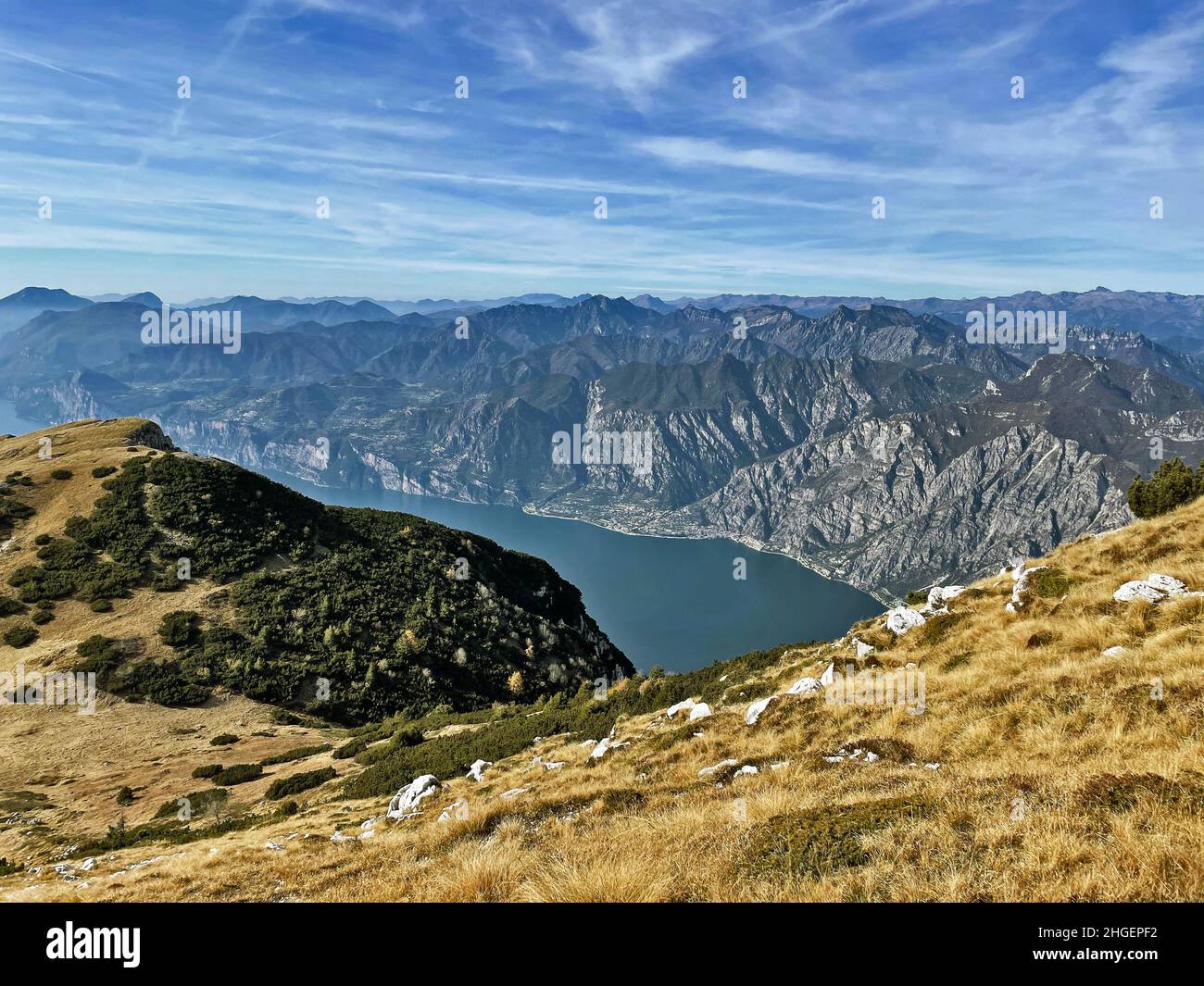 Panorama sul lago di Garda dal sentiero del Monte Baldo, Trento, Italia Foto Stock
