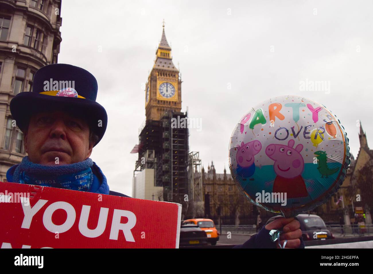 Londra, Regno Unito 19th gennaio 2022. L'attivista Steve Bray tiene un pallone 'Party's Over' in Piazza del Parlamento. I manifestanti si sono riuniti fuori dalle Camere del Parlamento mentre Boris Johnson ha affrontato i PMQ e chiede di dimettersi sui partiti di blocco di Downing Street. Foto Stock