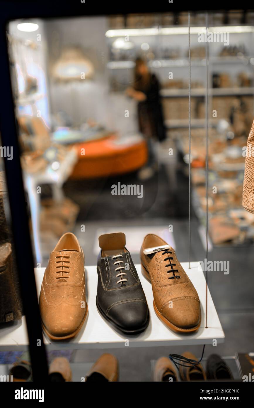 Negozio di scarpe a LxFactory, uno storico complesso industriale che ospita una serie di negozi di articoli d'arty e ristoranti unici a Lisbona, Portogallo. Foto Stock