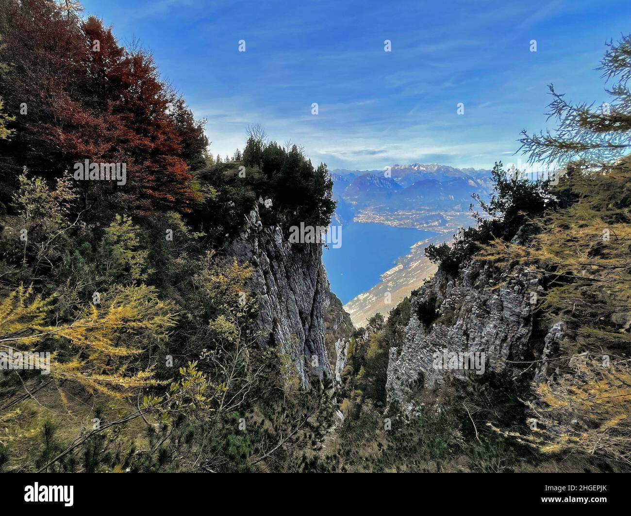 Vista unica del Lago di Garda dai sentieri ventrari, Trento, Italia Foto Stock