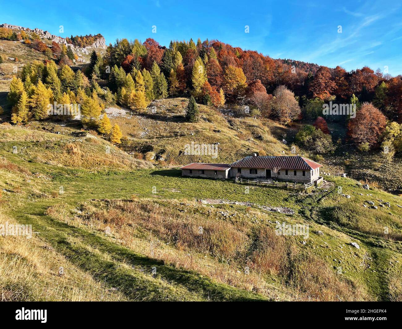 Sentieri escursionistici Malga sulle colline di Trento, Trentino alto adige, Italia Foto Stock
