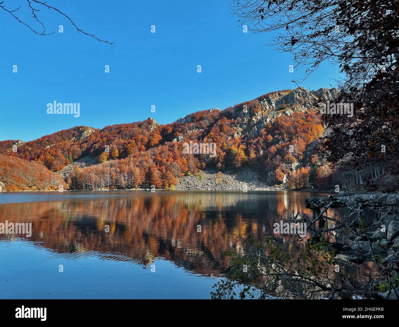 Lago santo riflessi e fogliame autunnale, Appennino Parma, Italia Foto Stock