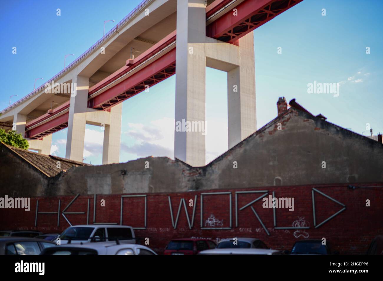 Graffiti legge Ciao mondo. LxFactory è un complesso industriale storico che ospita una serie di negozi di articoli d'arty e ristoranti unici a Lisbona, po Foto Stock