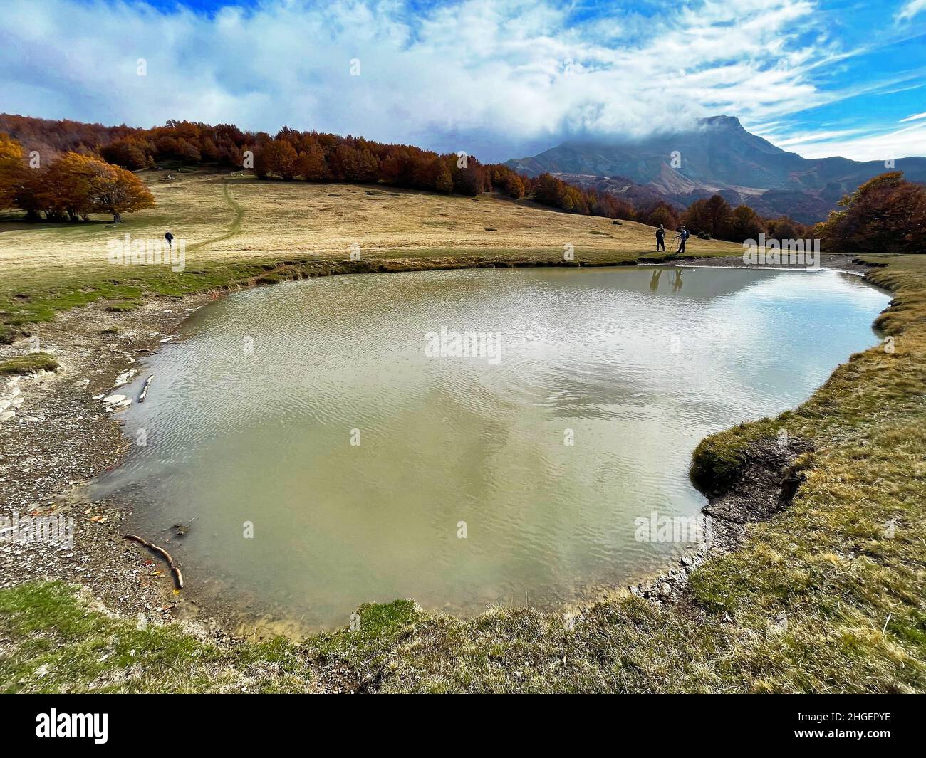Lago di Cacciatore sul verde autunnale prati di Sara, Appennino italiano Foto Stock