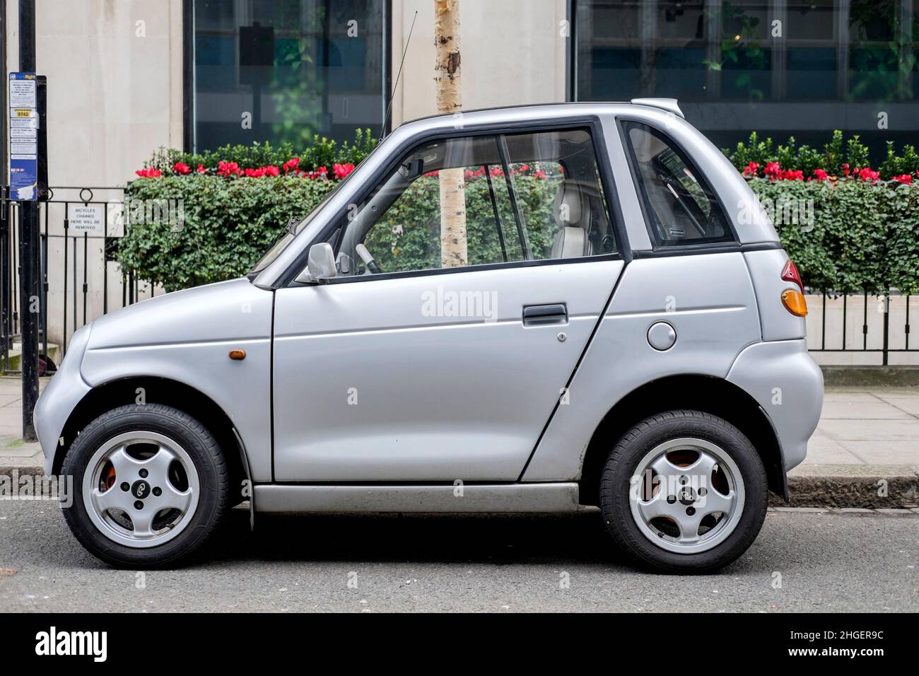 Un'auto elettrica Reva G-Wiz parcheggiata in strada, Londra, Regno Unito Foto Stock