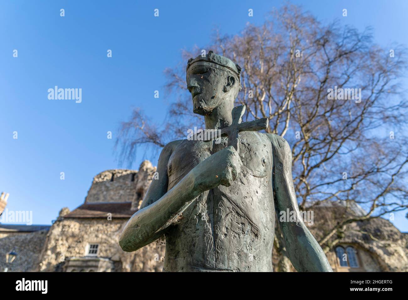 Bury St Edmunds, Suffolk, Regno Unito. 17th Jan 2022. Statua di St Edmund vicino alla Cattedrale di St Edmundsbury in Bury St Edmunds.Bury St Edmunds è una città di mercato nell'est dell'Inghilterra che è famosa per i suoi edifici storici e le strade alte prosperose. La città vanta edifici ben conservati, come i Giardini dell'Abbazia e la Cattedrale di St Edmundsbury. (Credit Image: © Edward Crawford/SOPA Images via ZUMA Press Wire) Foto Stock