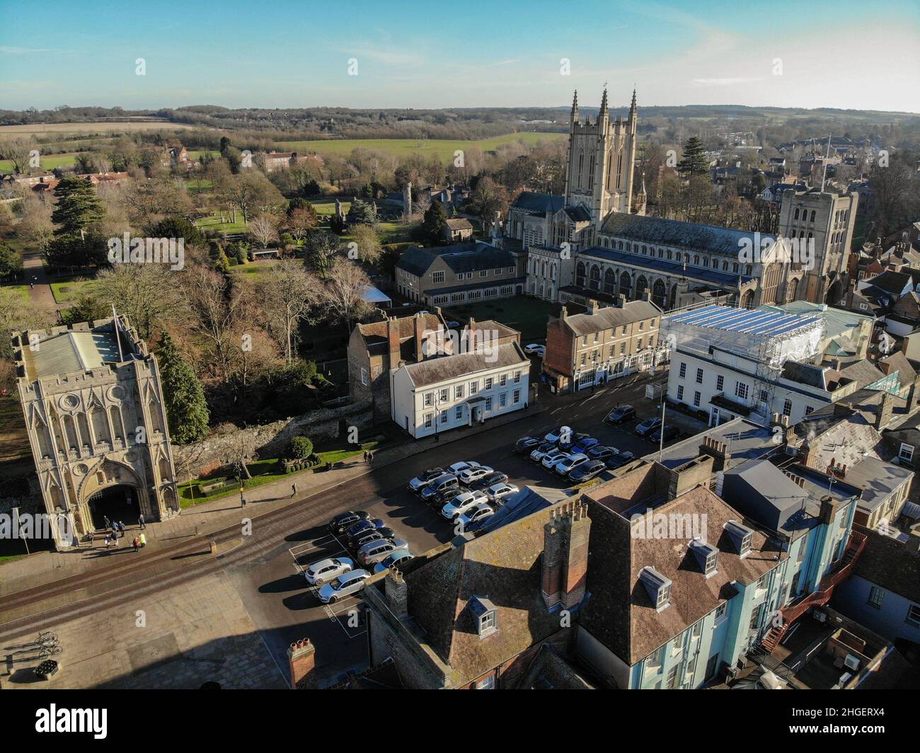 I giardini Abbey Gardens e Abbey Gate possono essere visti in questa fotografia del drone così come la Cattedrale di St Edmundsbury a Bury St Edmunds, Regno Unito. 17.01.22 Foto Stock