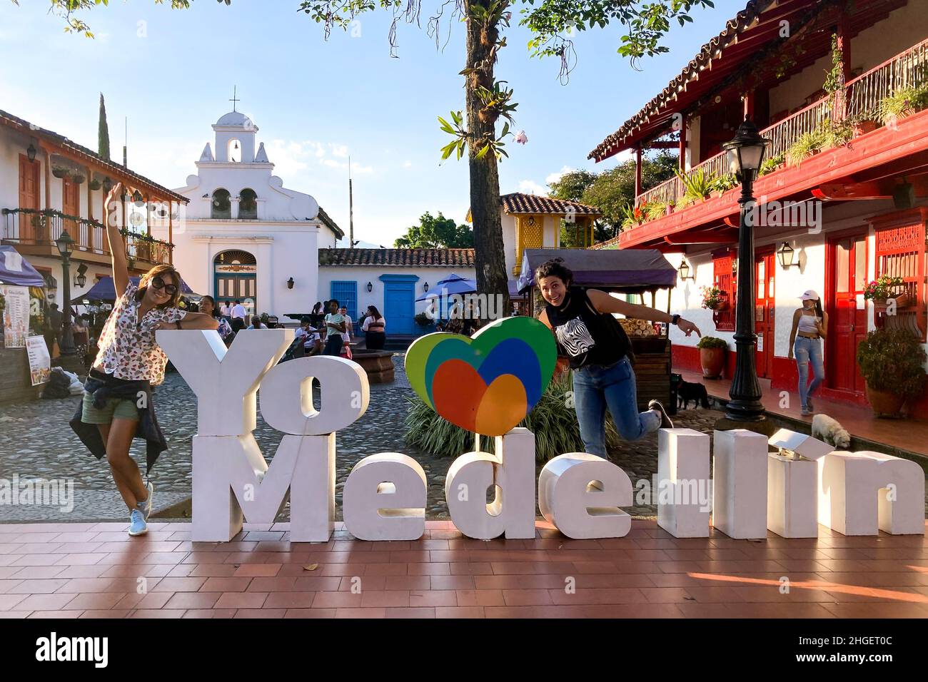 Medellin, Antioquia, Colombia - Dicembre 7 2021: Due donne pongono al segno 'Io amo Medellin' in un parco che rappresenta il Dipartimento di Antioquia Foto Stock