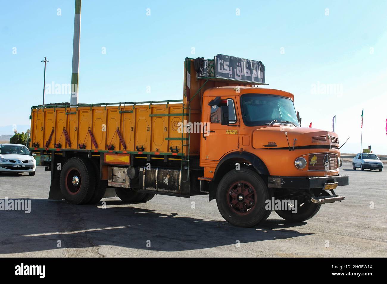vecchio camion mercedes nel deserto in iran Foto Stock