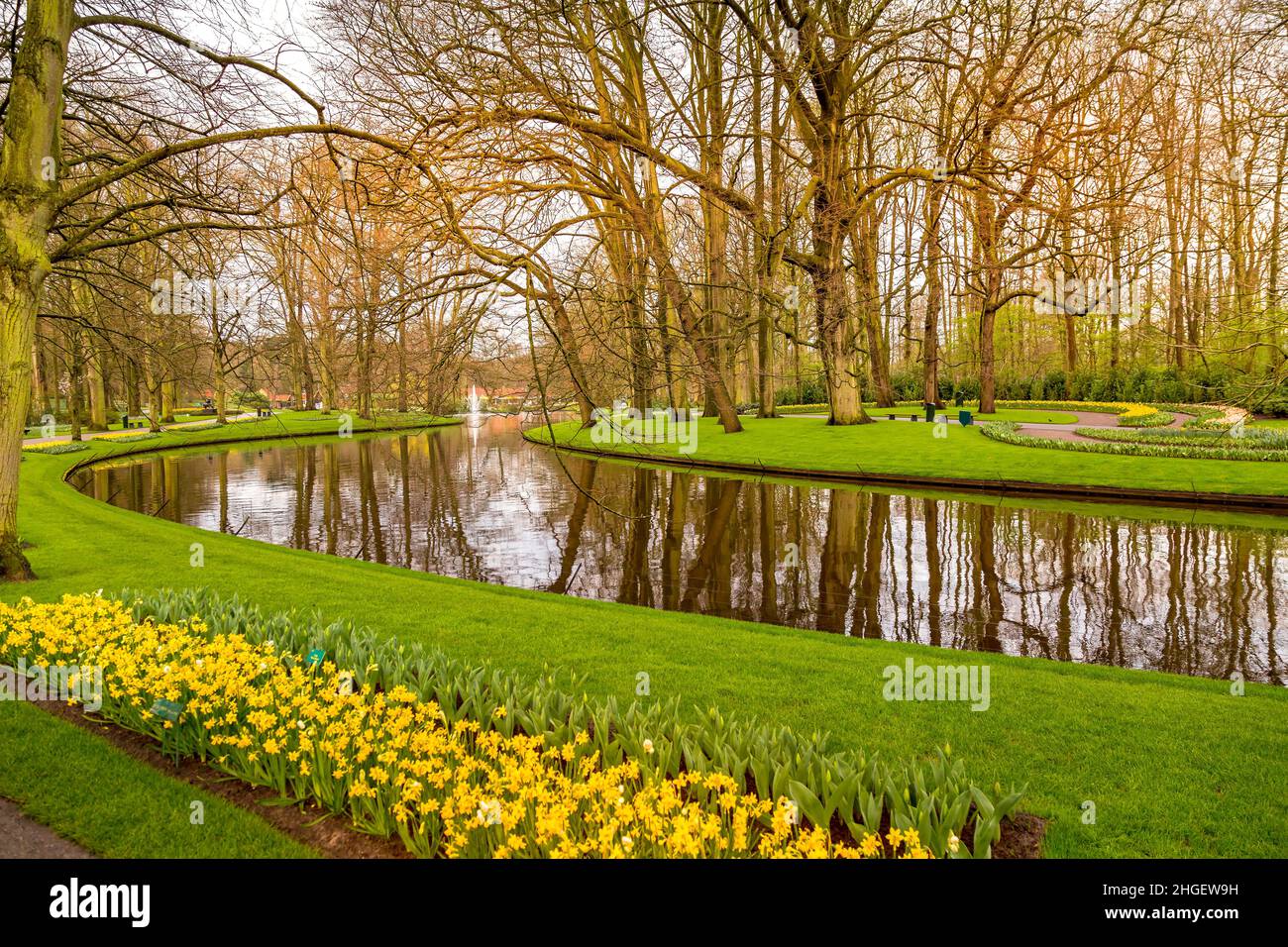 Fiori multicolore e paesaggio fluviale a Keukenhof, Paesi Bassi Foto Stock