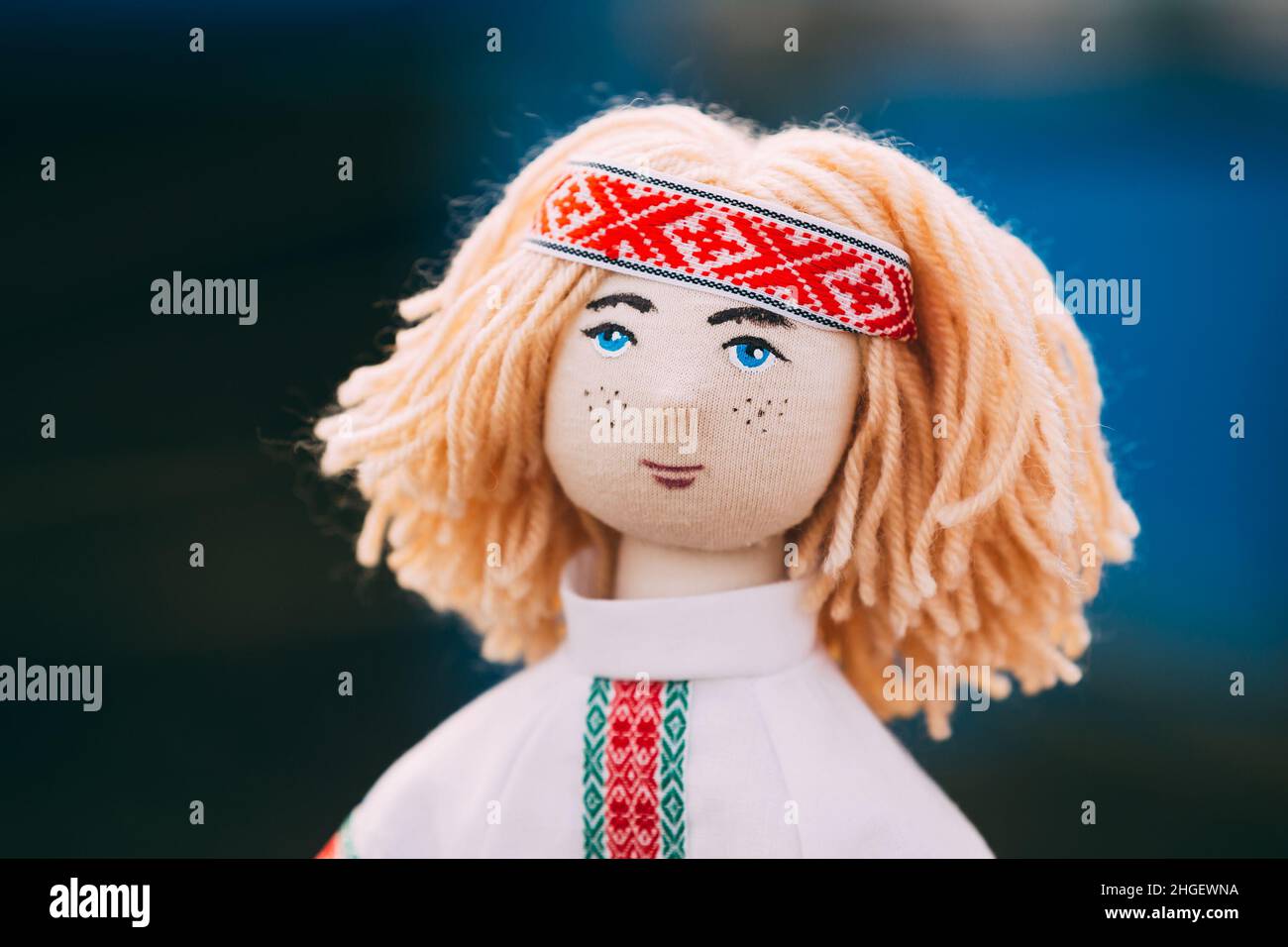 Bambola popolare bielorussa. Le bambole Folk nazionali sono dei souvenir popolari della Bielorussia Foto Stock