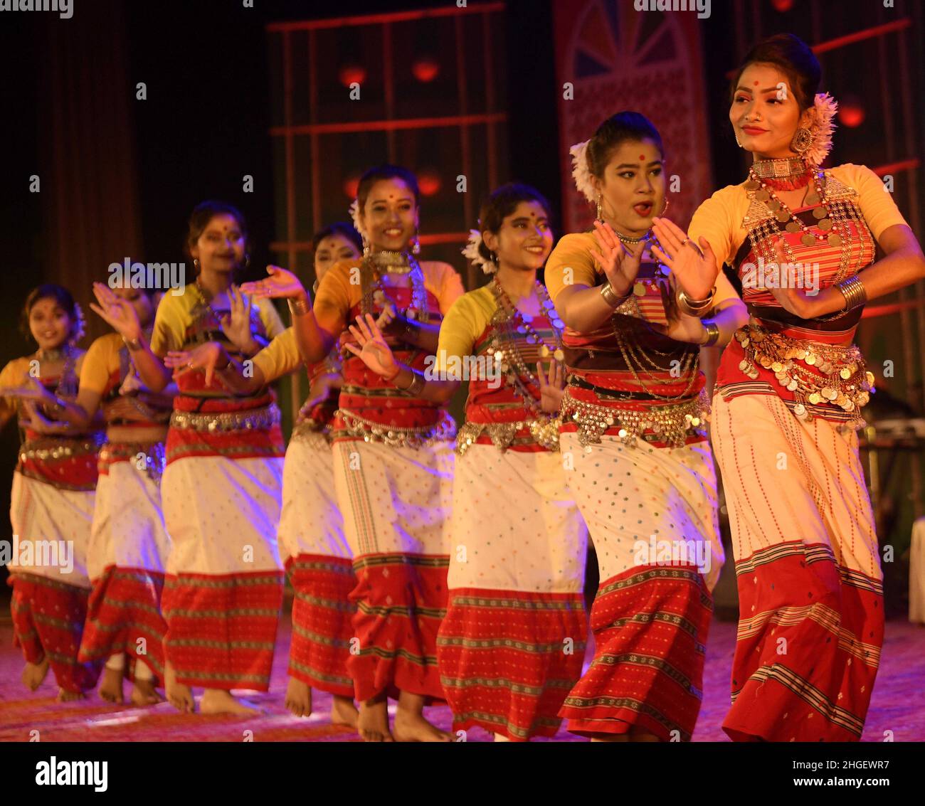 La gente tribale si esibisce durante un programma culturale sulla celebrazione della lingua delle tribù di Tripura, 'Kokborok Day', in un auditorium ad Agartala. India, Foto Stock