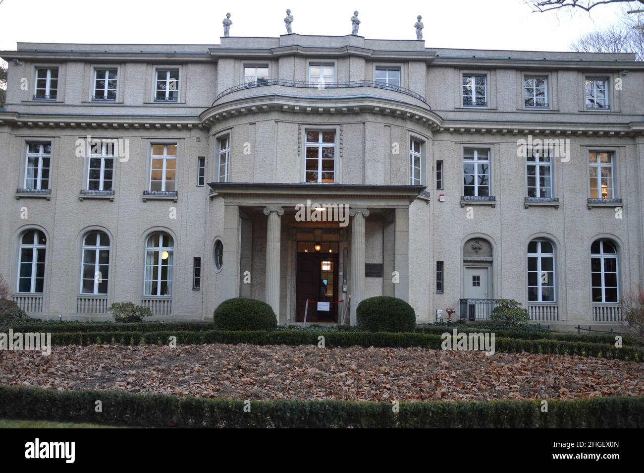 Casa della conferenza di Wannsee a Wannsee, Berlino, Germania - 20 gennaio 2022 - 80th anniversario della conferenza di Wannsee. Foto Stock