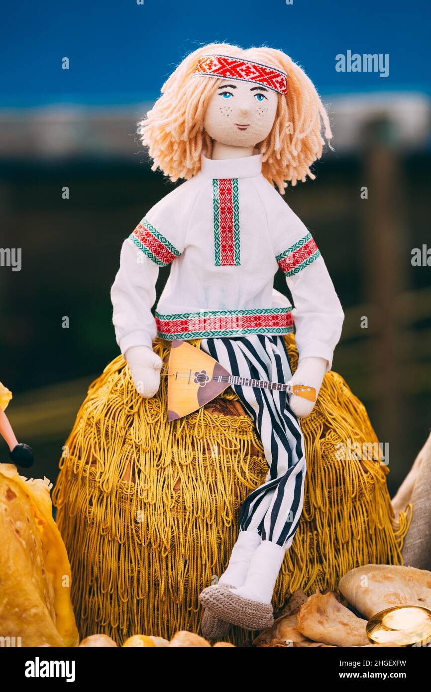 Bambola popolare bielorussa. Le bambole Folk nazionali sono dei souvenir popolari della Bielorussia Foto Stock