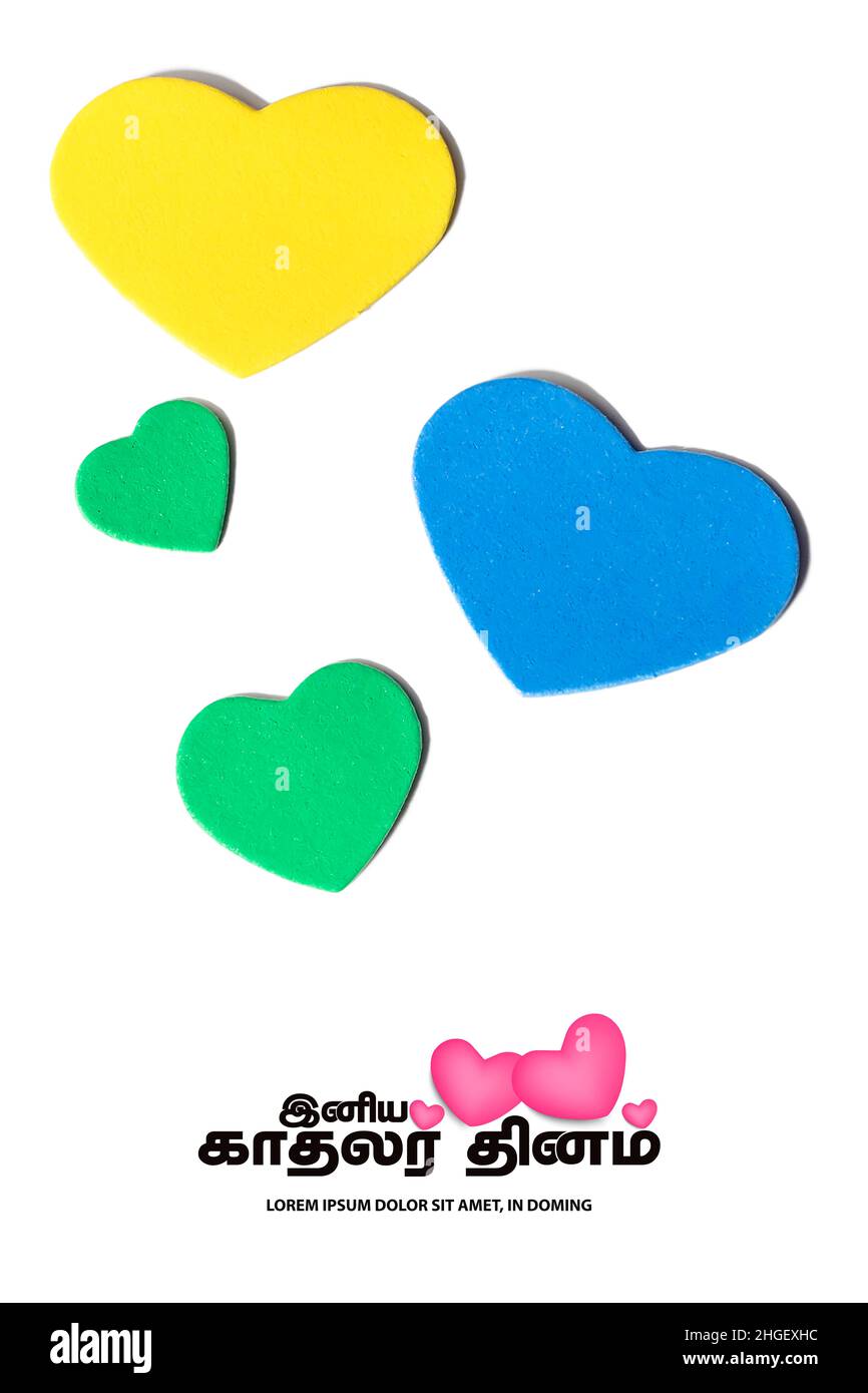Concetto di giorno di San Valentino. I cuori multicolore su sfondo bianco e il giorno felice di San Valentino traducono il testo tamil. Foto Stock