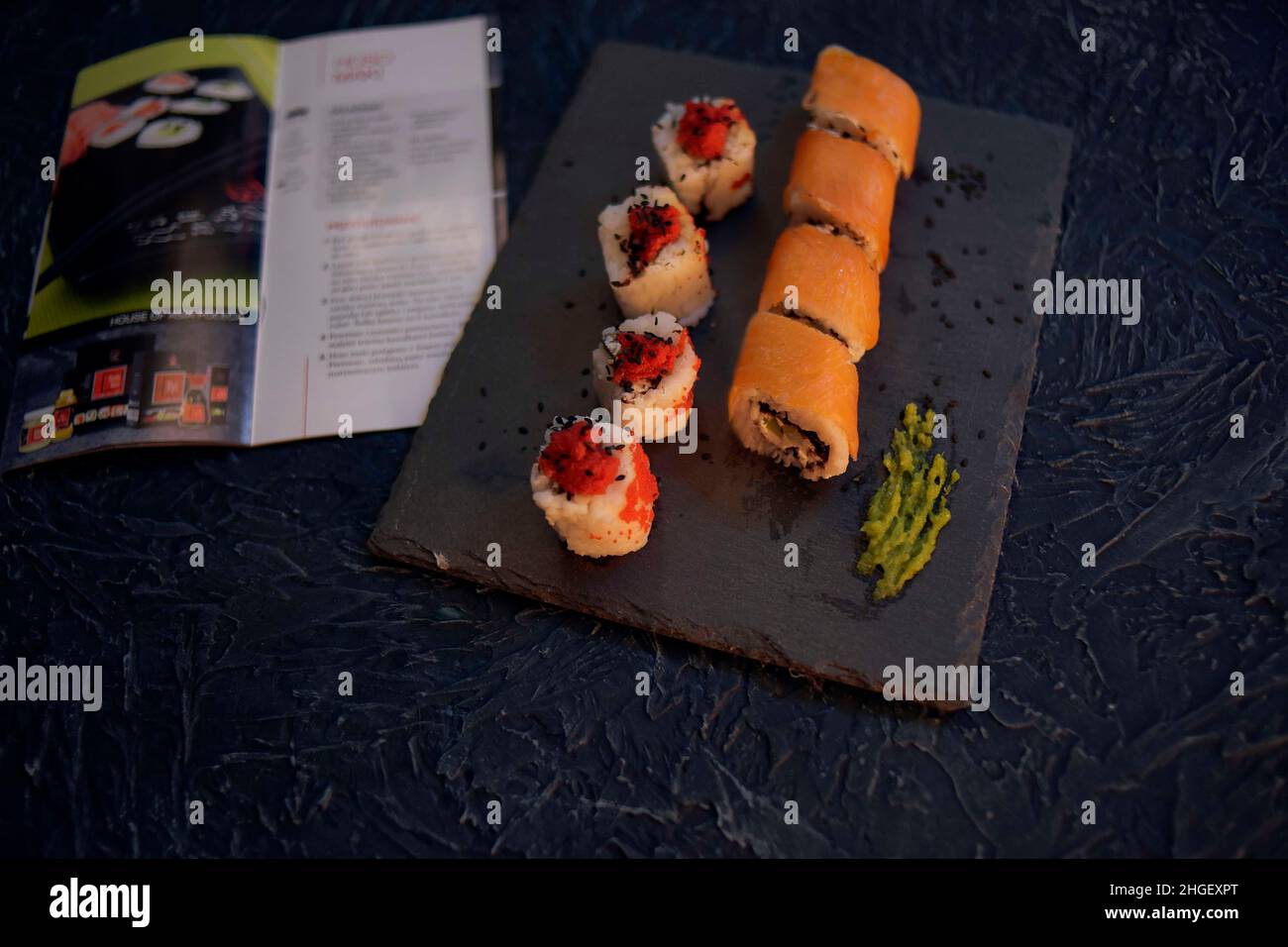 Sushi non preparato da un professionista. Sushi fatto in casa su uno sfondo bellissimo. Cucinare il sushi a casa. Foto Stock