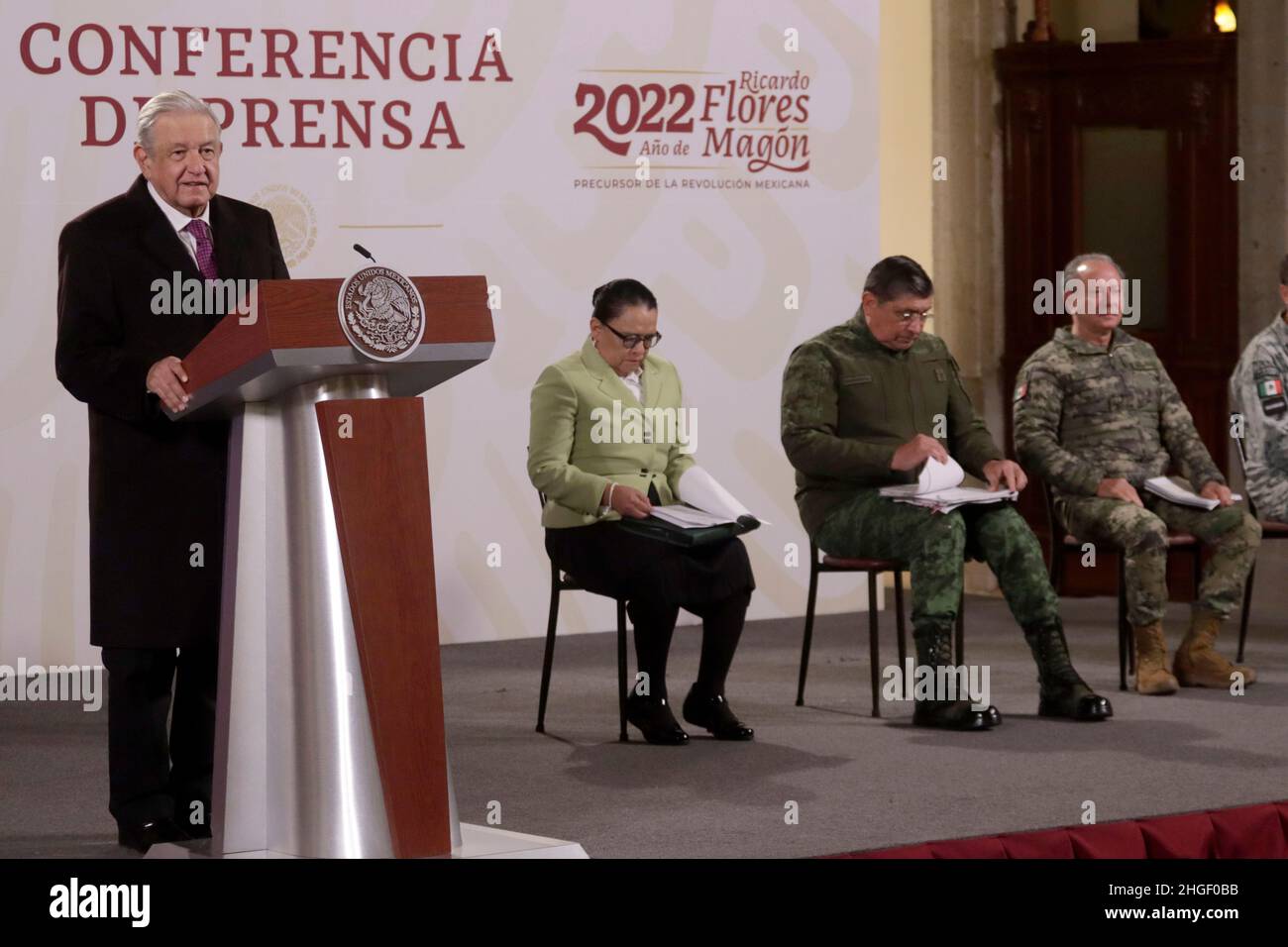 Città del Messico, Messico. 20th Jan 2022. Il presidente del Messico, Andrés Manuel López Obrador, si attesta mentre parla durante la sua conferenza briefing mattutina quotidiana al Palazzo Nazionale. Il Presidente ha presentato i dati sulle spese pensionistiche e sugli stipendi dei funzionari pubblici e degli ex presidenti del Messico. Il 20 gennaio 2022 a Città del Messico, Messico. (Foto di Luis Barron/ Credit: Eyepix Group/Alamy Live News Foto Stock