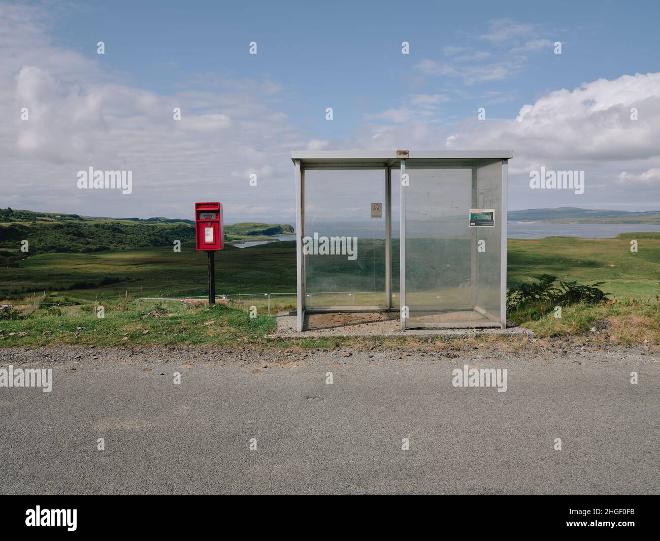 Una fermata remota di autobus rifugio e posta box nel paesaggio estivo della penisola di Duirinish sull'isola di Skye, West Highlands Scozia Regno Unito Foto Stock