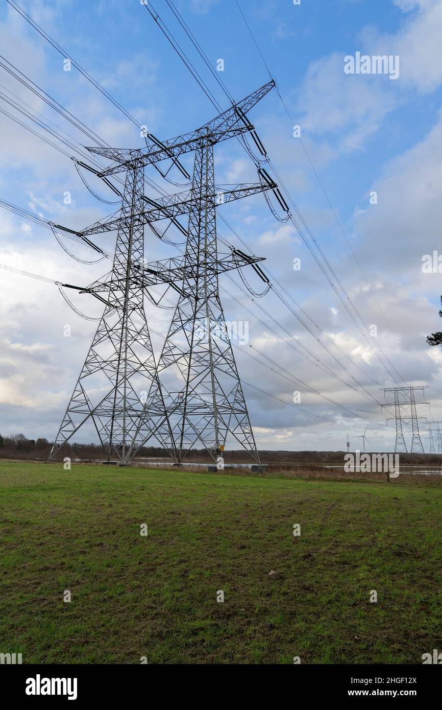 Palo o pilone ad alta tensione con linee elettriche per il trasporto di elettricità Foto Stock
