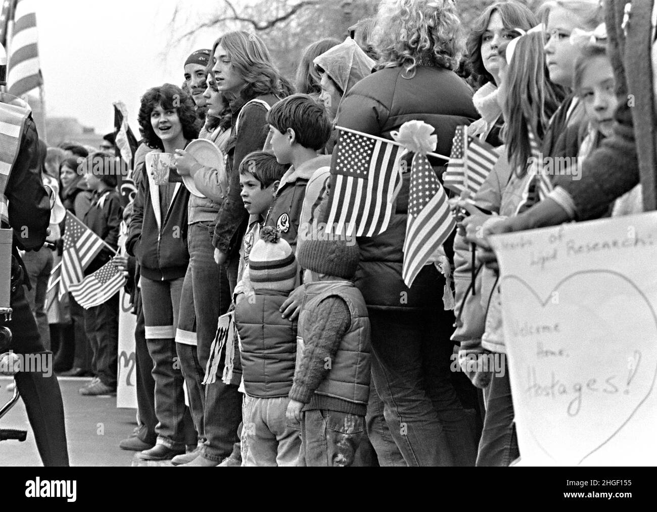 I residenti aspettano lungo Pennsylvania Avenue per dare il benvenuto a casa ai 52 ostaggi americani durante una sfilata di ritorno a casa 27 gennaio 1981 a Washington, DC. Gli ostaggi sono stati tenuti prigionieri per 444 giorni dai radicali iraniani presso l'ex Ambasciata degli Stati Uniti a Teheran. Foto Stock