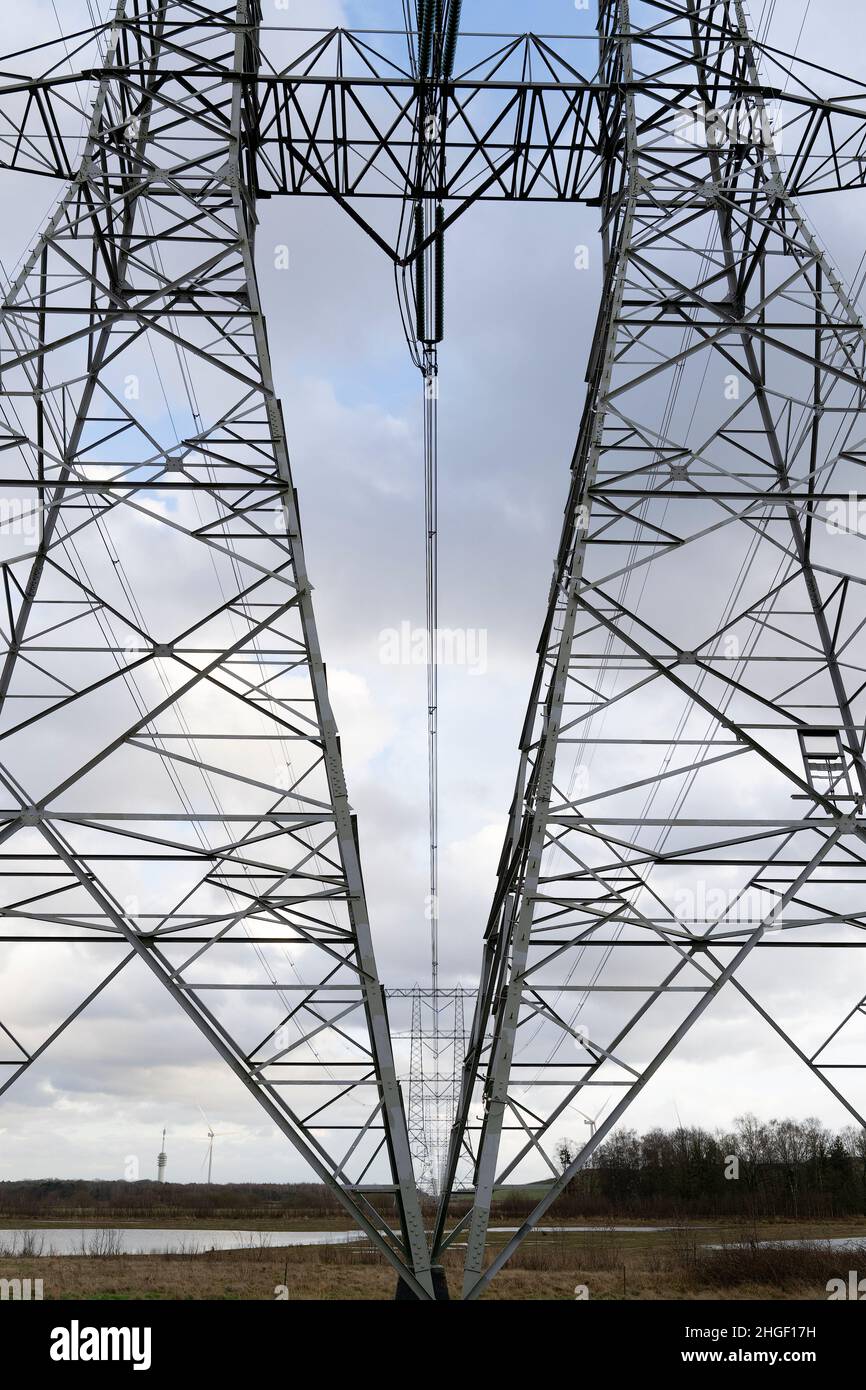 Palo o pilone ad alta tensione con linee elettriche per il trasporto di elettricità Foto Stock