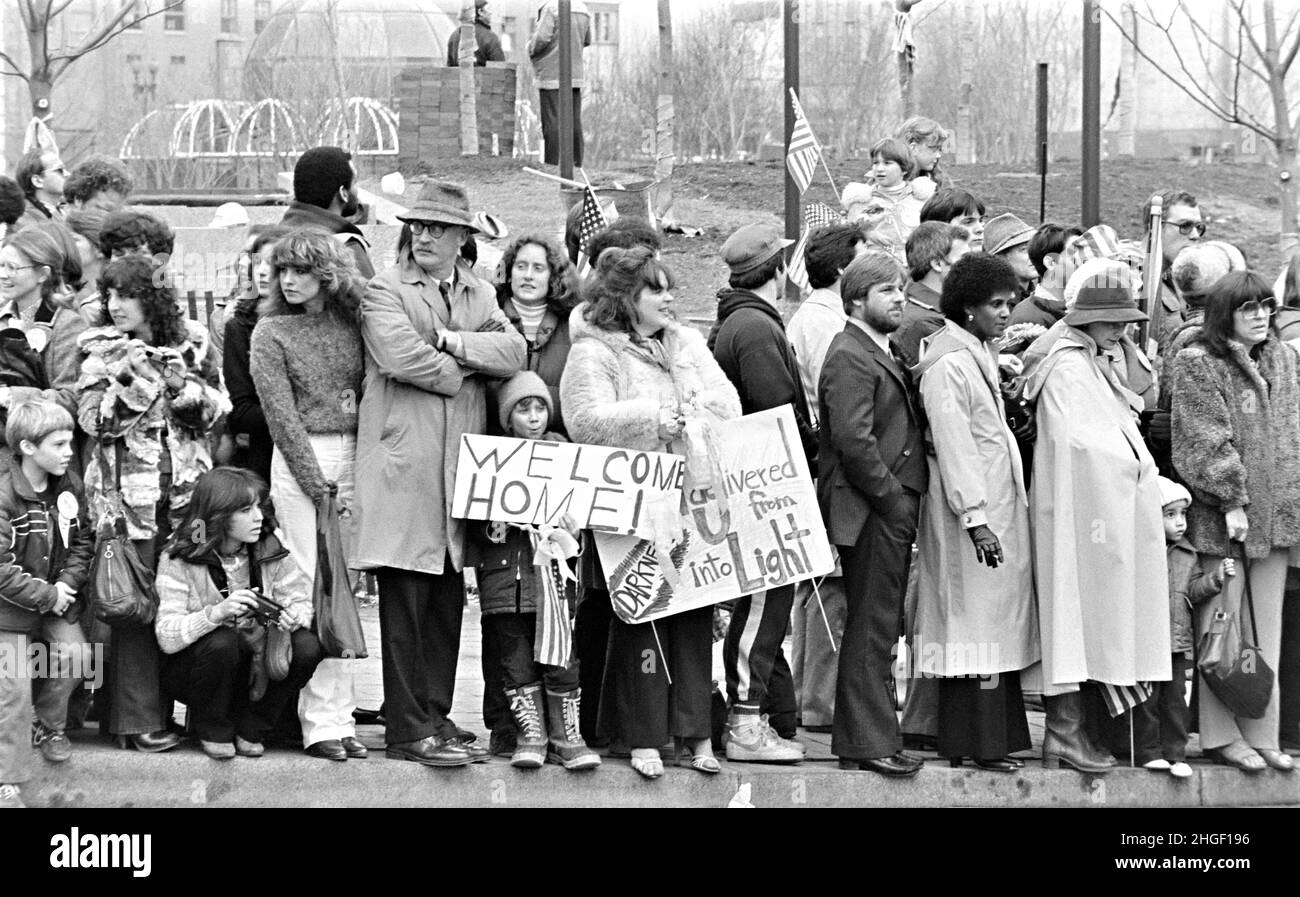 I residenti aspettano lungo Pennsylvania Avenue per dare il benvenuto a casa ai 52 ostaggi americani durante una sfilata di ritorno a casa 27 gennaio 1981 a Washington, DC. Gli ostaggi sono stati tenuti prigionieri per 444 giorni dai radicali iraniani presso l'ex Ambasciata degli Stati Uniti a Teheran. Foto Stock