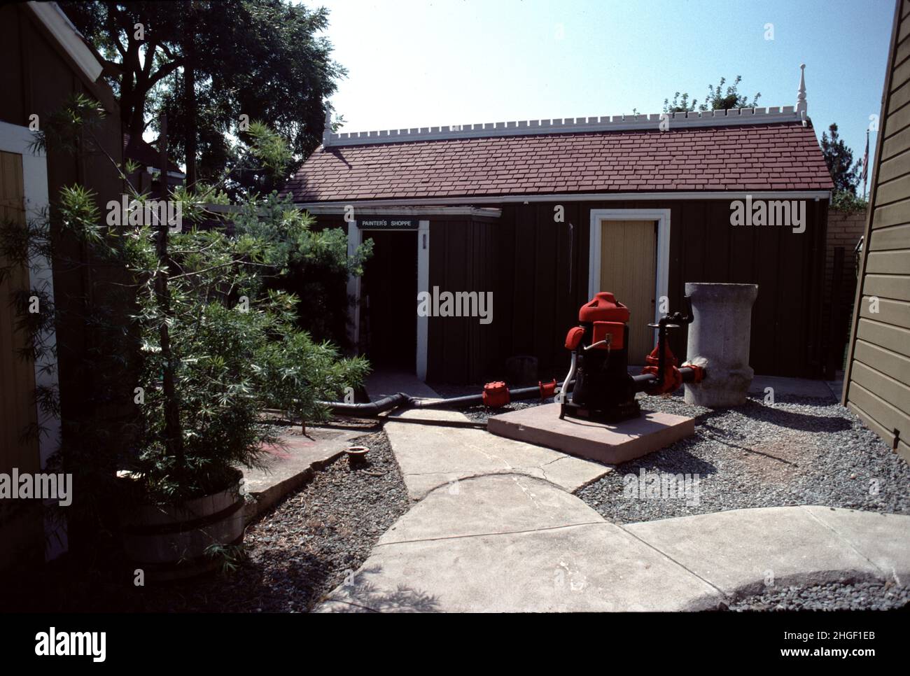 San Jose, California. USA 9/1988. Winchester House. Sarah Winchester, erede delle aziende Winchester Arms Fortuna, ha preso una fattoria di 8 camere nel 1886 e ha iniziato i lavori di ristrutturazione fino alla sua morte nel 1922. Si dice di essere infestati. 24.000 piedi quadrati 10.000 finestre 2.000 porte 160 camere 52 lucernari 47 scale e caminetti 17 camini 13 bagni 6 cucine costruite ad un prezzo di $5 milioni di dollari nel 1923 o $71 milioni di oggi Foto Stock