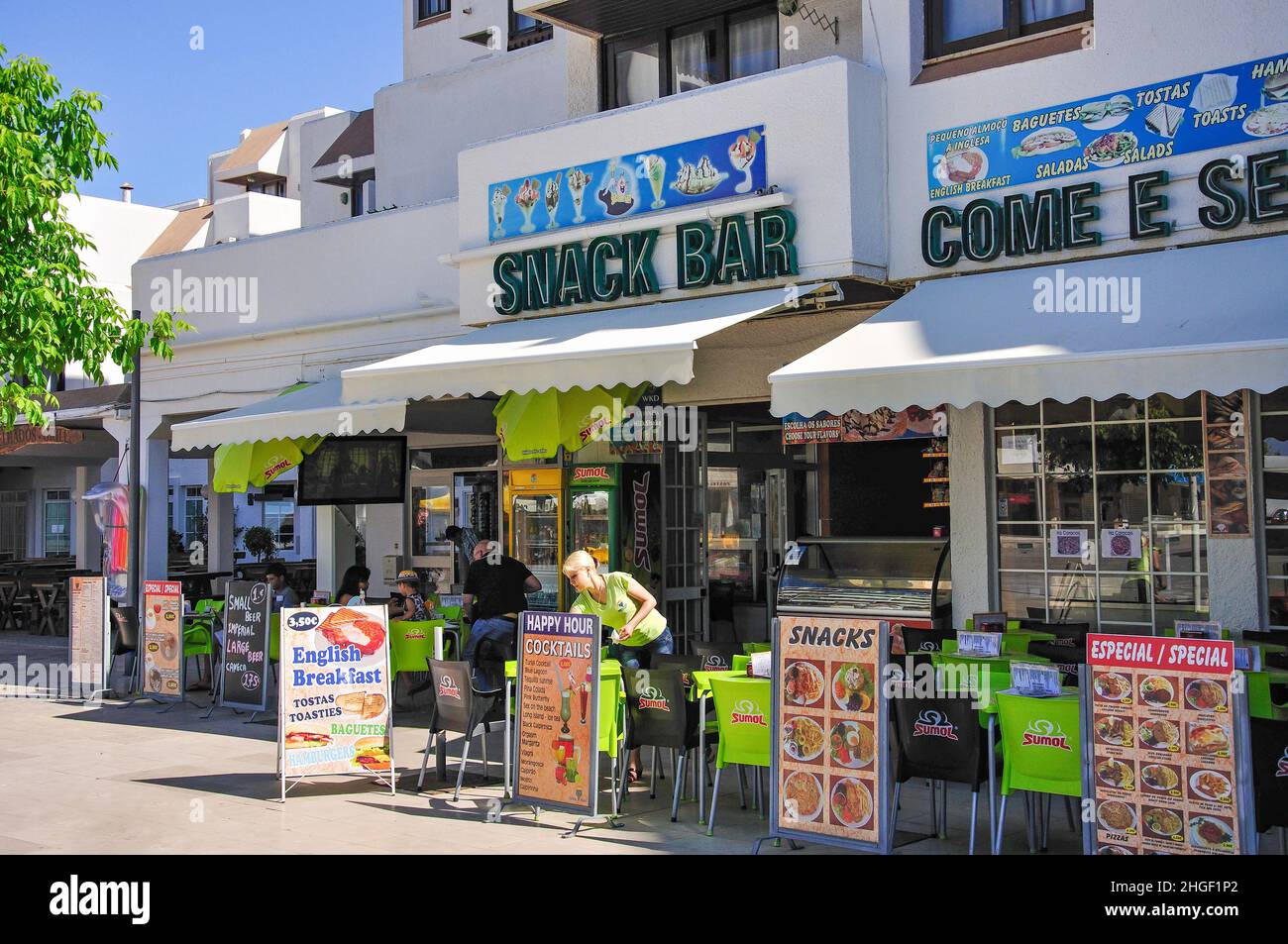 Snack bar sul lungomare, centro storico, Albufeira, regione dell'Algarve, Portogallo Foto Stock