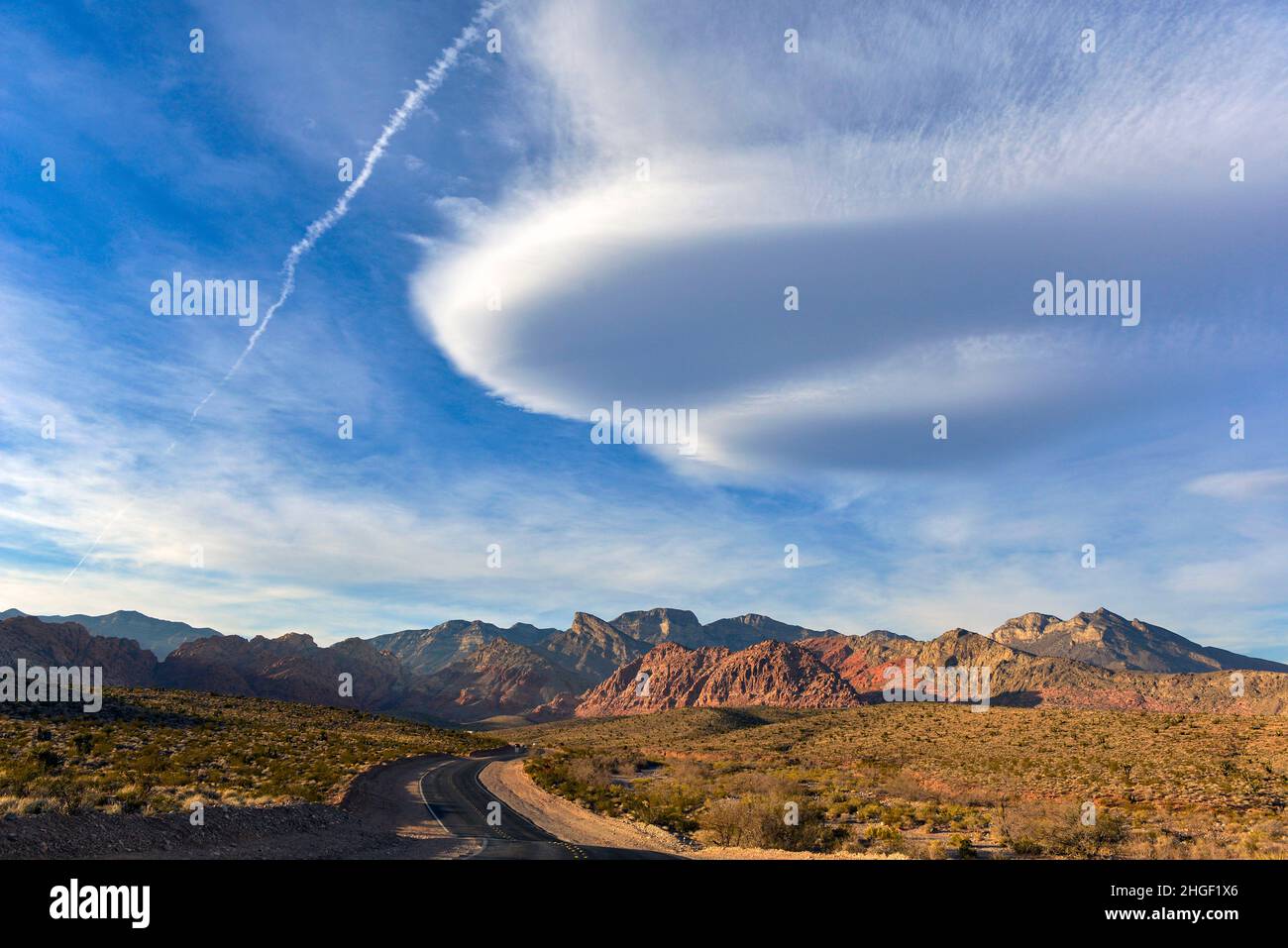 Paesaggio del Nevada meridionale con nube lenticolare nel cielo Foto Stock