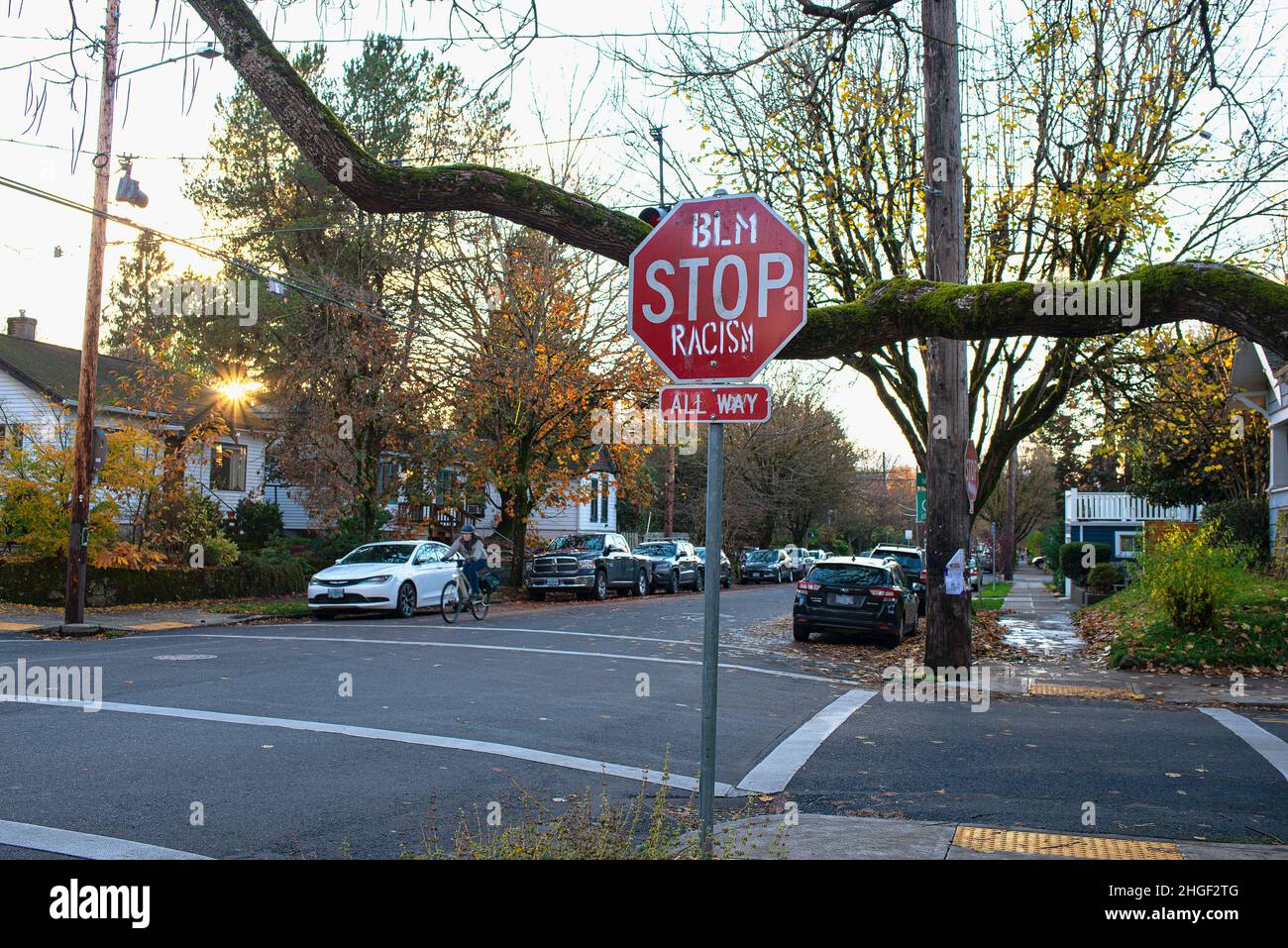 Nero vive materia segno in Portland, Oregon quartiere. Foto Stock