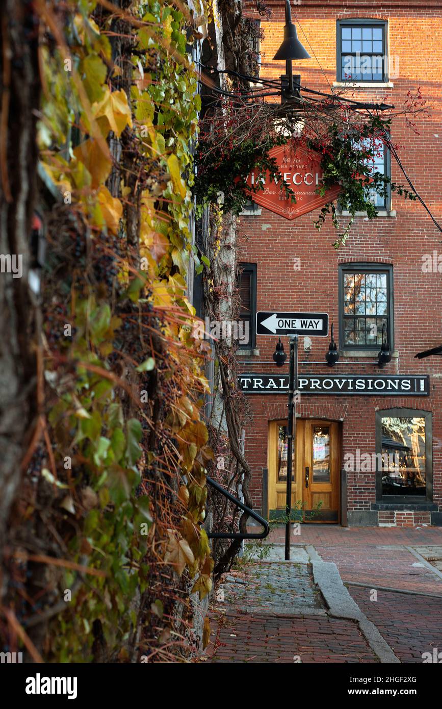 Ristorante esterno nella zona portuale della città vecchia di Portland, Maine. Foto Stock