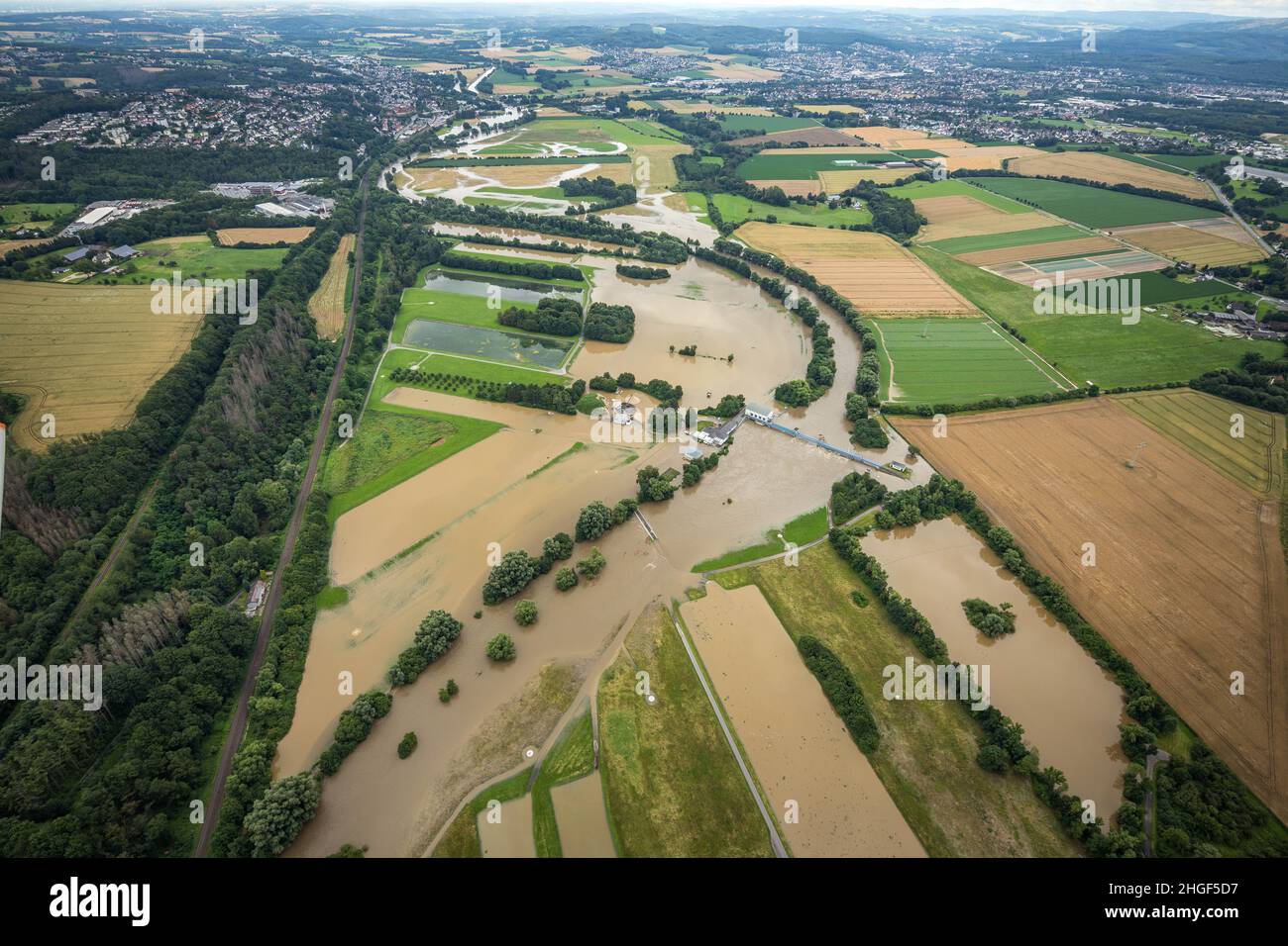 Vista aerea, alluvione della Ruhr, Halingen, Menden, zona della Ruhr, Renania settentrionale-Vestfalia, Germania, DE, Europa, vista degli uccelli, fotografia aerea, fotogr aereo Foto Stock