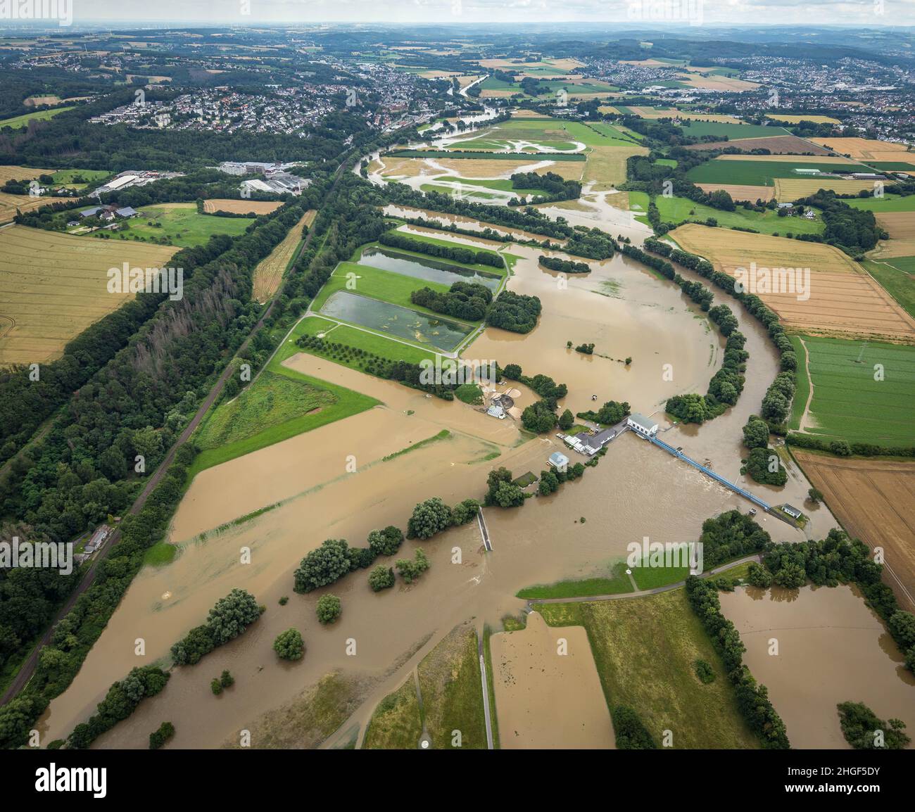 Vista aerea, alluvione della Ruhr, Halingen, Menden, zona della Ruhr, Renania settentrionale-Vestfalia, Germania, DE, Europa, vista degli uccelli, fotografia aerea, fotogr aereo Foto Stock