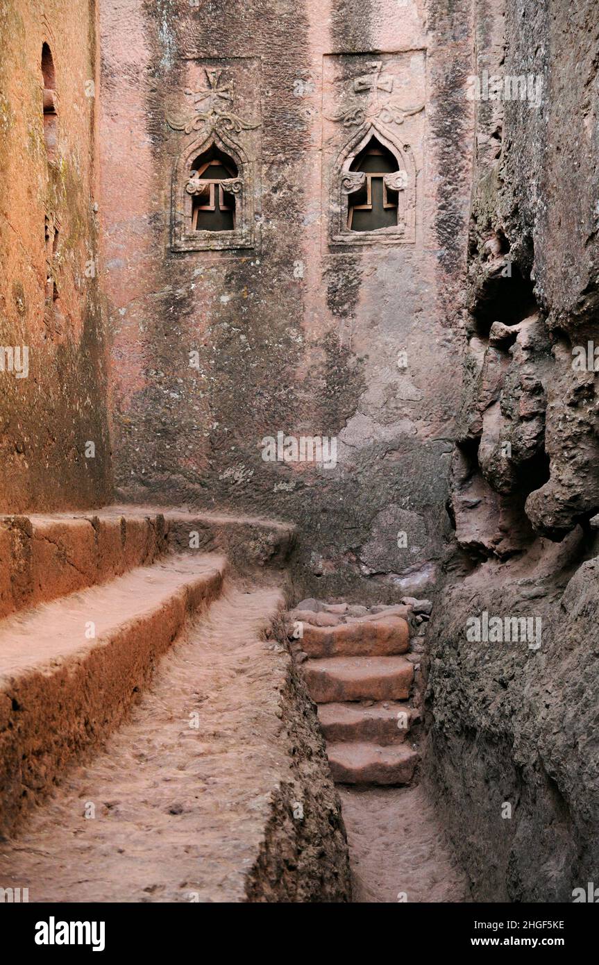 Scale e finestre di una chiesa scavata nella roccia a Lalibela, regione di Amhara, Etiopia Foto Stock
