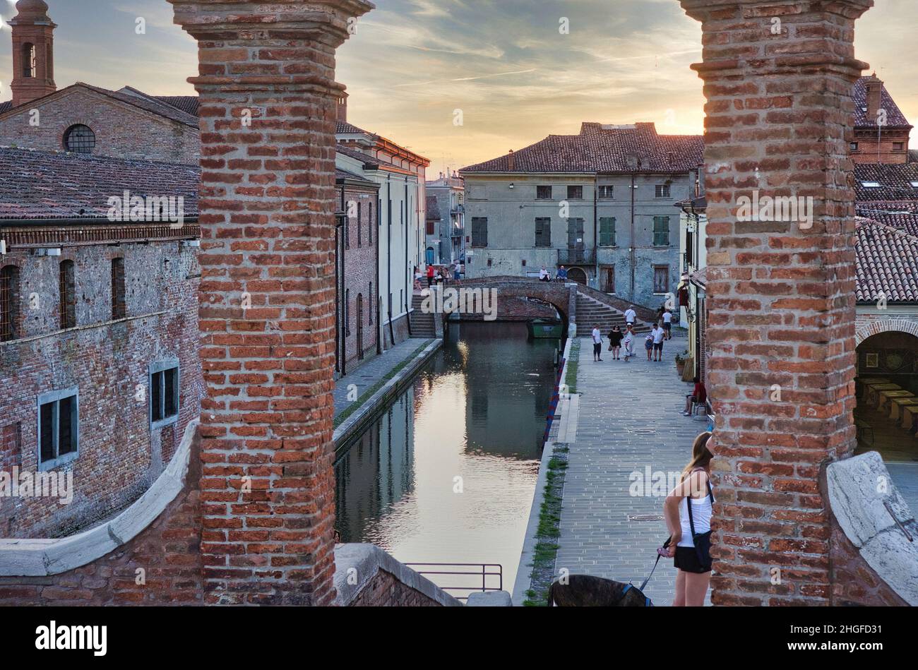Canale al tramonto visto dal ponte di San Pietro, Comacchio, Italia, Ferrara Foto Stock