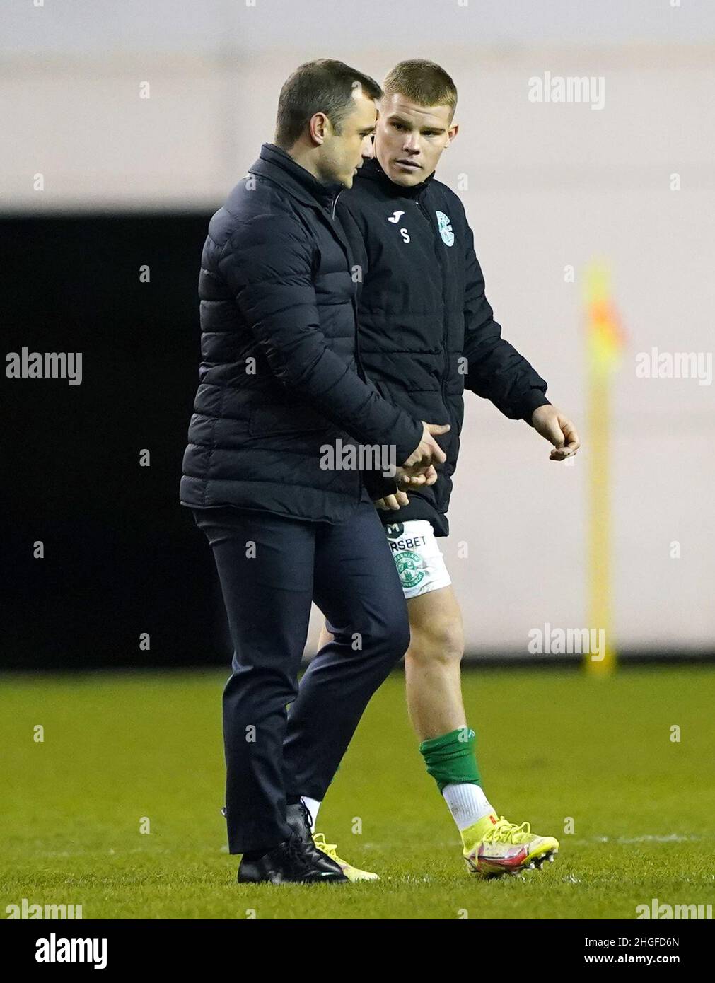 Il manager iberniano Shaun Maloney saluta Christopher Mueller dopo il fischio finale che ha seguito la quarta partita della Scottish Cup a Easter Road, Edimburgo. Data foto: Giovedì 20 gennaio 2022. Foto Stock