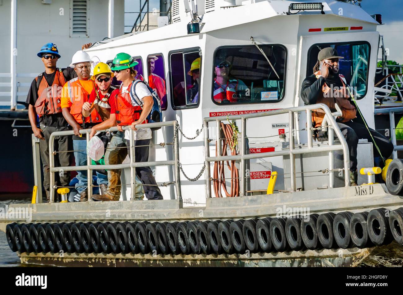 I lavoratori si riuniscono mentre la Tugboat Miss D arriva a riva, 1 luglio 2021, a Bayou la Batre, Alabama. Foto Stock