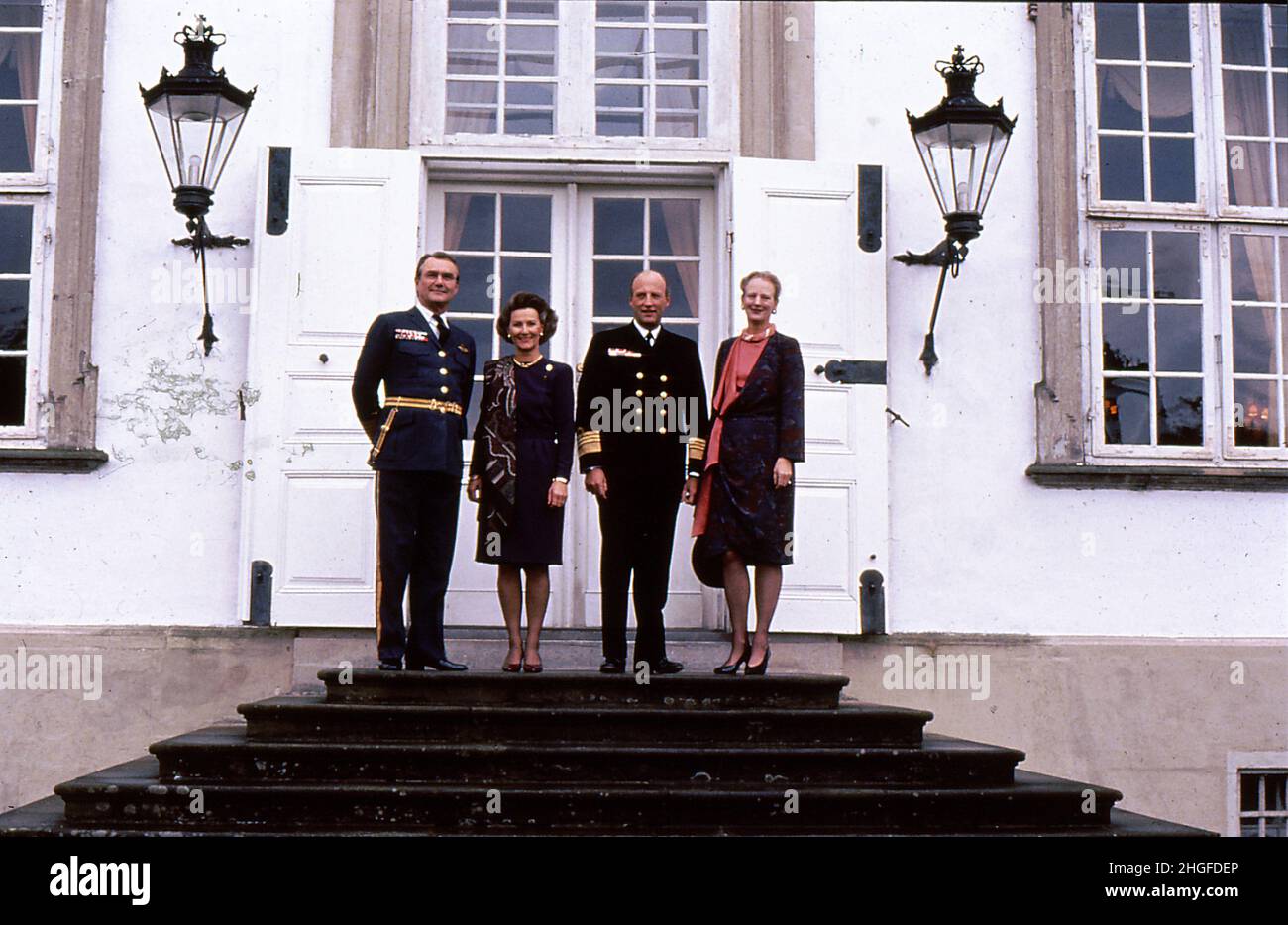 Fredensborg/Denmark./28 October 1991/.(immagini file storiche ) Re Harld di Nroway e la regina Sonja in visita di stato reale a S.M. la regina Margrethe II e pårince Henrik di Danimarca S.M. la regina Margrethe II e il principe Henrik e il re Harald e la regina Sonja di Norvegia e il principe ereditario Frederik e il principe Joachim di Danimarca ar Fredensbrog palazzo all'arrivo E la fotografia offica di entrambe le coppie reali al palacce nel qountry Fredensborg città di Danimarca. (Foto..Francis Joseph Dean/Dean Pictures) Foto Stock